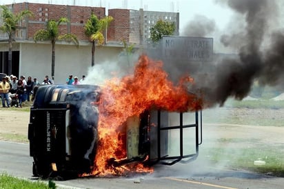 Atacan pobladores  a policías en Puebla