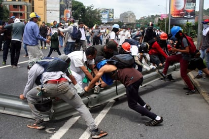 Deja nueva jornada de represión 100 heridos