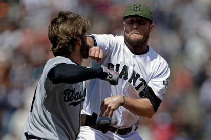 Castigan a Bryce Harper y a Hunter Strickland