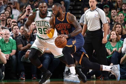 Cavaliers apalean a Celtics