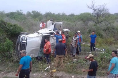 Familia herida en volcadura