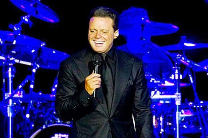 A un hijo de Luis Miguel también le gusta cantar