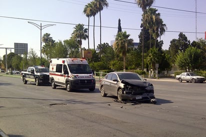 Suburban blindada destroza automóvil