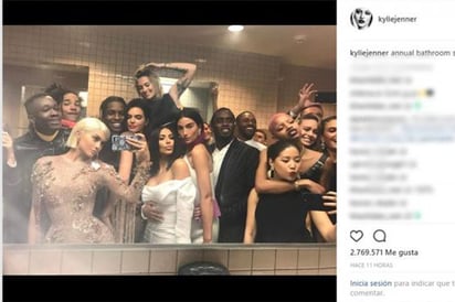 Selfie en el baño de la Gala Met rompe récord