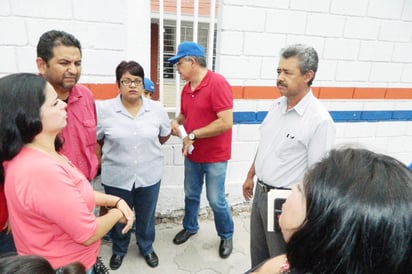 Maestros de primaria trabajan bajo protesta