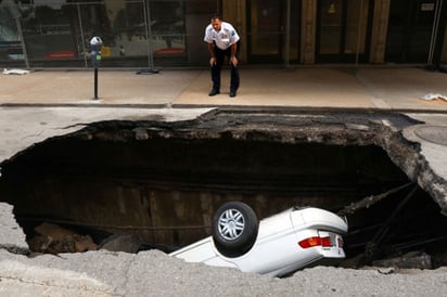 Enorme bache se 'traga' automóvil