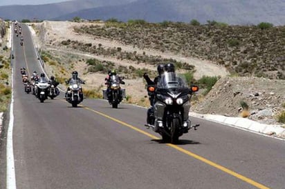 Derrapa motociclista en carretera a Candela