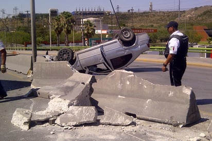 Choque-volcadura en puente elevado