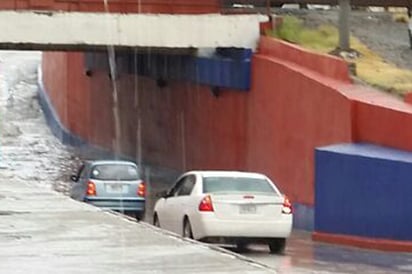 Afectan lluvias los puentes a desnivel