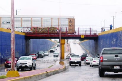 Limpian basura que dejó lluvia en puentes