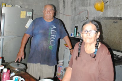 Agradecen Don Antonio y Doña Amparo apoyo del DIF