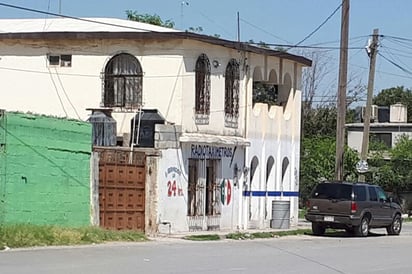 Trabajan en base de taxi en condiciones precarias