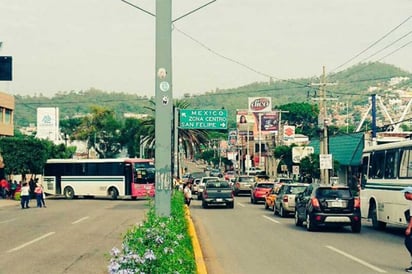 Nuevamente CNTE bloquea terminal y vías al aeropuerto