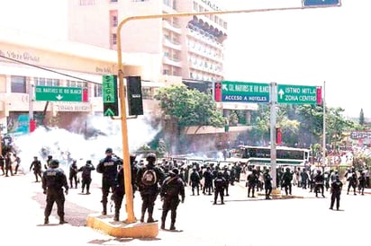 Se enfrentan CNTE y policías