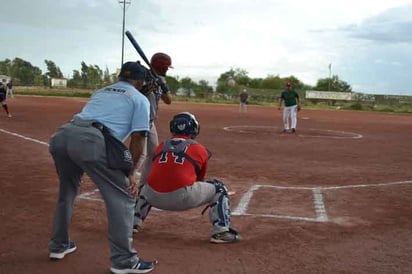 Los “desinflan” a maderazos