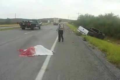 Fatal volcadura en Carretera 57