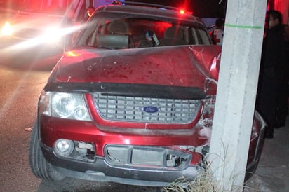 Ebrio choca a taxista y huye