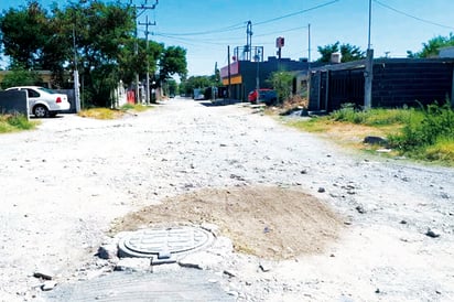 Piden pavimentar calles en el olvido