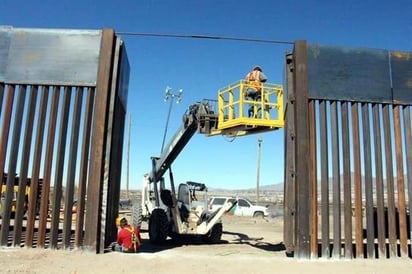 Contempla Trump muro con rendijas