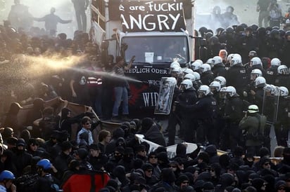 Chocan manifestantes y policías en protesta