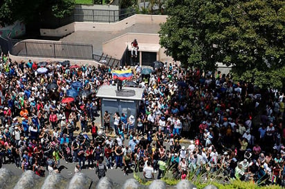 Grupo armado ataca centro de votación en Venezuela