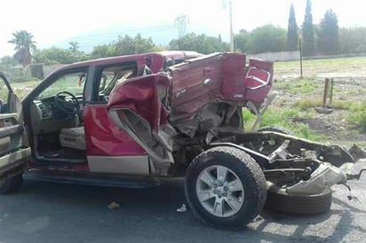 Tráiler destroza lujosa camioneta