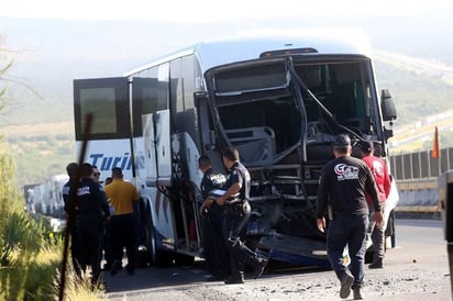 Dormita chofer de autobús y choca