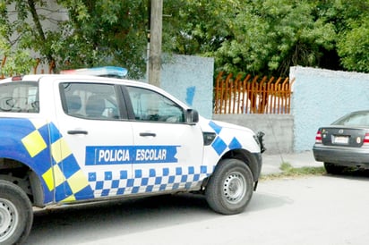 Quita protección para entrar a aula