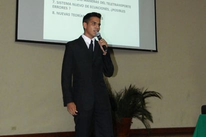 Joven genio presenta tesis