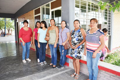 Protestan padres por lugares en secundaria