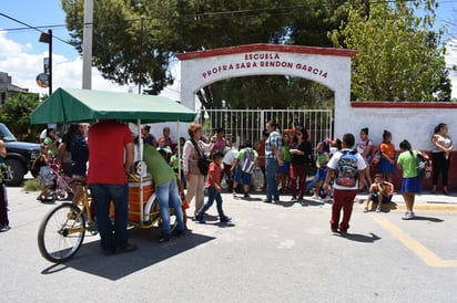 Cierran padres de familia Escuela Sara Rendón García