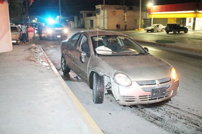 Choca a auto estacionado