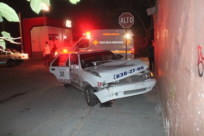 Taxi choca auto y rebota en casa