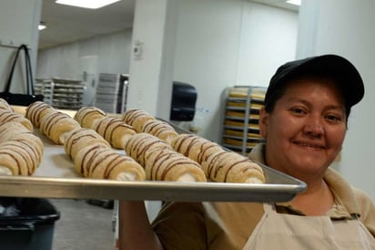 Hornean inmigrantes pan dulce para damnificados