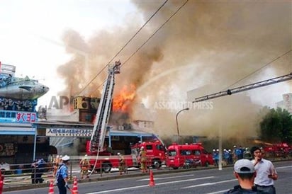 Arde mercado de pescado