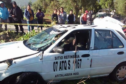 Mueren 7 al caer taxi a canal de aguas negras