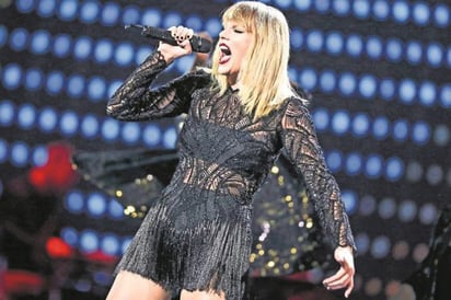 Locutor insiste en que tocó costillas y no trasero de Taylor Swift