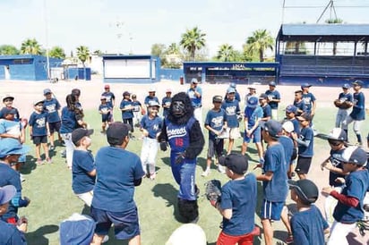 Motivan a niños beisbolistas