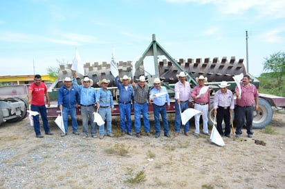 Trabajan la tierra con rodillos cercadores