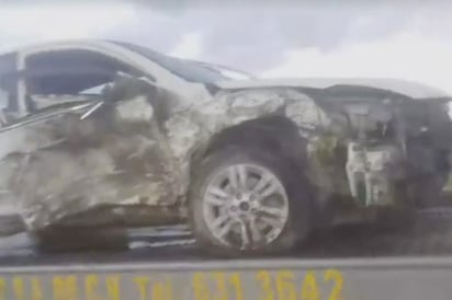 Vuelca y destroza lujoso automóvil