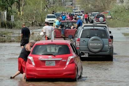 Evacuan a 70 mil personas en Puerto Rico