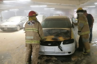 Se quema auto en estacionamiento