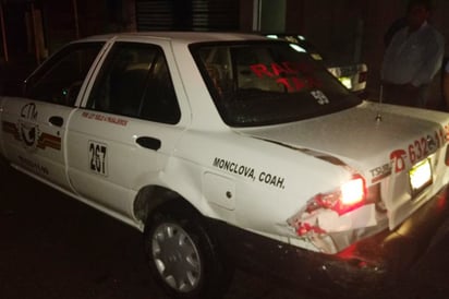 Colisionan taxistas