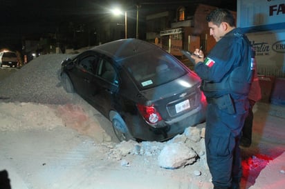 Cae auto en zanja