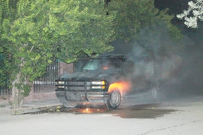 Se incendia camioneta “sin dueño”