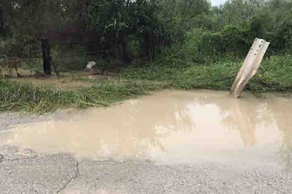 Escurrimientos de agua deja ejidos incomunicados