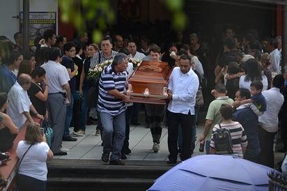 Entre lágrimas y gritos de justicia despiden a Mara