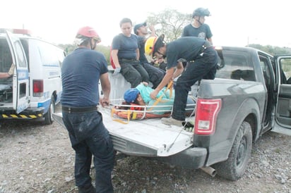 Rescatan a mujer de una barranca