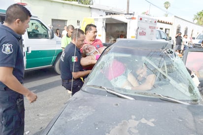 Mujeres prensadas en Centro de Nadadores