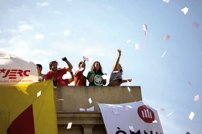 Separatistas catalanes reparten papeletas